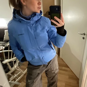 SKIDJACKA!⛷️🏂 - Supersnygg himmelsblå skidjacka🎿 Är i väldigt bra skick, utom de små små missfärgningarna vid slutet på ärmarna (bild 3), smidig liftkorts ficka på höger arm, inkl snölås ⛷️Nypris ca 1300kr (Jag är 172, bra i ärmarna på mig)