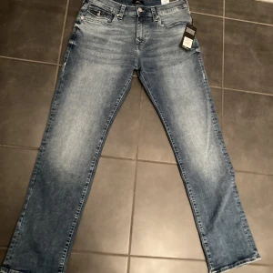Oanvända True Religion jeans med alla tags kvar - Helt oanvända, alla tags är kvar.  34/34, straight fit. Var inte relaxed nog för min smak.  Nypris är 2250 kr, mitt pris är 900. Jag själv betalar för frakt.