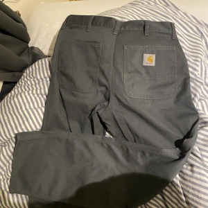 carhartt byxor - carhartt byxor i fint skick. modellen heter simple pant🫶🏻 midjemått: 43cm rakt över  innerbenslängd: 80cm
