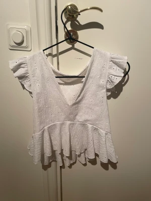 Vit sommartopp - Så fin på sommarn och bra kavalite. Använd några gånger men tycker den sitter väldigt fint på.