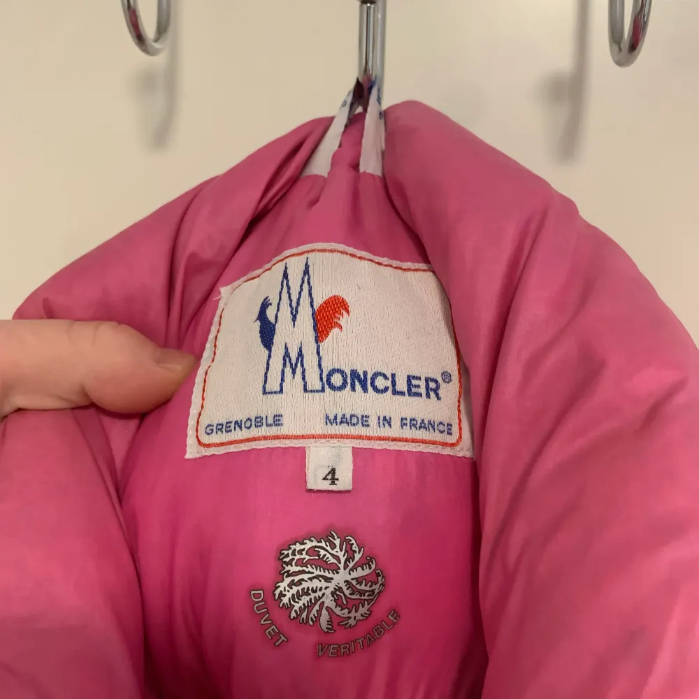 En vintage rosa moncler jacka där man kan ta av och sätta på armarna genom blixtlås, så man kan både anvönde den som jacka och väst . Jackor.