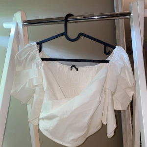 Vit topp - Vit topp med snygga puffarmar, använd 1 gång