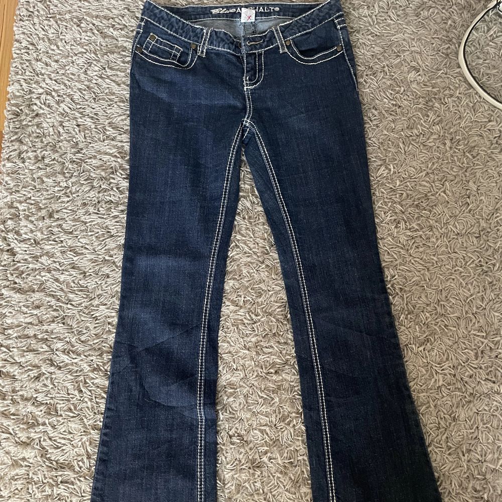 Marinblå Lågmidjade jeans vit sömm | Plick Second Hand
