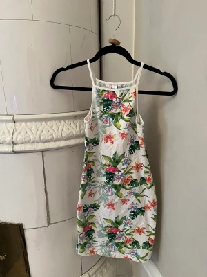 Mönstrad klänning American Apparel - Superfin mönstrad miniklänning från American Apparel. Tight fit. Strl xs. Väldigt bra skick, som ny.