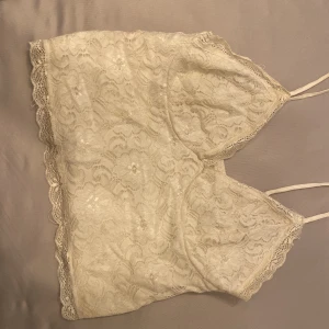 Spets top  - Spetstopp från bikbok i storlek M i använt men bra skick. Säljes för 30 kr