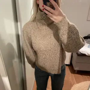 Stickad brun tröja från Pull and Bear. Storlek M. Lite oversized på mig som vanligtvis har S/M. Bra skick. Dragkedja som har halvvägs. Pris kan diskuteras. Skriv om ni vill köpa!