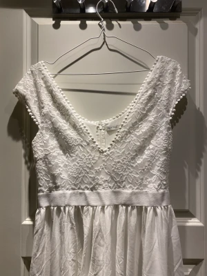 Studentklänning  - Vit klänning med spets som användes under studenten år 2020. Mycket bra skick.