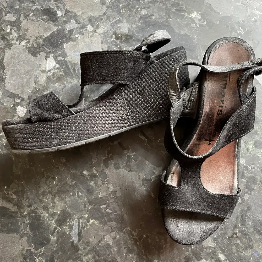 Sandaletter i svart mocka från Tamaris. Storlek 36. Skor.