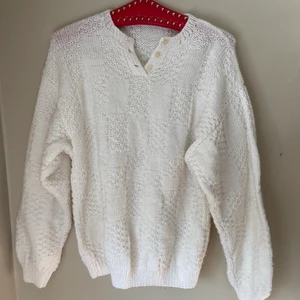 Stickad tröja🤍 - En vit stickad tröja, köpt secondhand och tror de inte är gjort utav märke utan av privat person. Jätte fin men kommer tyvär inte till användning, mer bilder kan skickas privat!