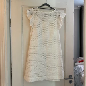 Klänning vit - Storlek 36, endast använd en gång! Superfint skick. Perfekt till avslutning eller student. 🤍 kan mötas i Alvik eller frakta för 66kr