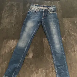 ett par nudie jeans (tight terry). midja 30 längd 32. tveka inte med frågor! använd ett fåtal gånger men inga defekter. originalpris 1600 kr.