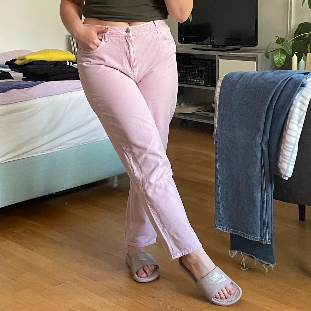 Baby pink jeans från mango 😻 baby girl vibes!! 💖 jag är 160cm! 100% bomull!!. Jeans & Byxor.