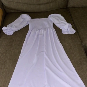 Fin ljus lila sommar klänning - Ljuslila sommarklänning, färgen är gudomlig! Passar S/M. Väldigt stretchig! Aldrig använd, endast testad. (Köparen står för frakten) 