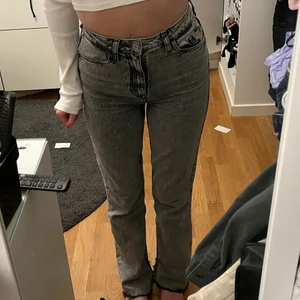 Gråa Jeans - Gråa jeans med slits från zara. Köpta förra sommaren och använda få gånger. Hade kunnat passa en 34 också. Köparen står för frakten💗