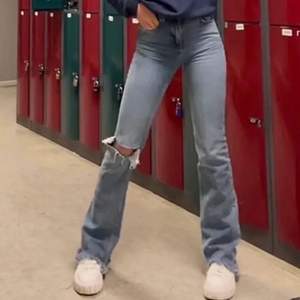 Säljer mina jeans med slitningar från Gina Tricot. De är i full length och lite låga i midjan. Aldrig använda men tvättade 1 gång. Nypris 399 kronor. 