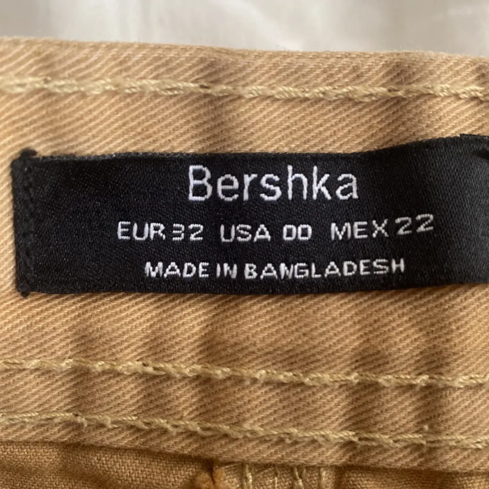 Beige kjol i jeansmaterial från Bershka, strl 32 🤍 Bra skick, använts ca 3 gånger men har blivit för liten. Skriv för fler bilder :) frakt betalas själv. Kjolar.