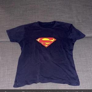 T-shirt  - Superman T-shirt i storlek M använd någon få gång men fortfarande i fint skick 25kr+ frakt