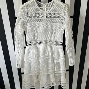 Spetsklänning från Linn Ahlborg  - En jättefin oanvänd spetsklänning från kollektionen Linn Ahlborg för ett ex antal år sedan! Tags är kvar och storl 38a! Hänger bara i garderoben och vill få ett nytt hem!