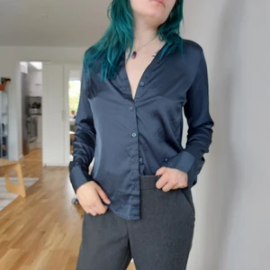 Skjorta  - Skjorta i sidenmaterial. Stl 36. Fint skick