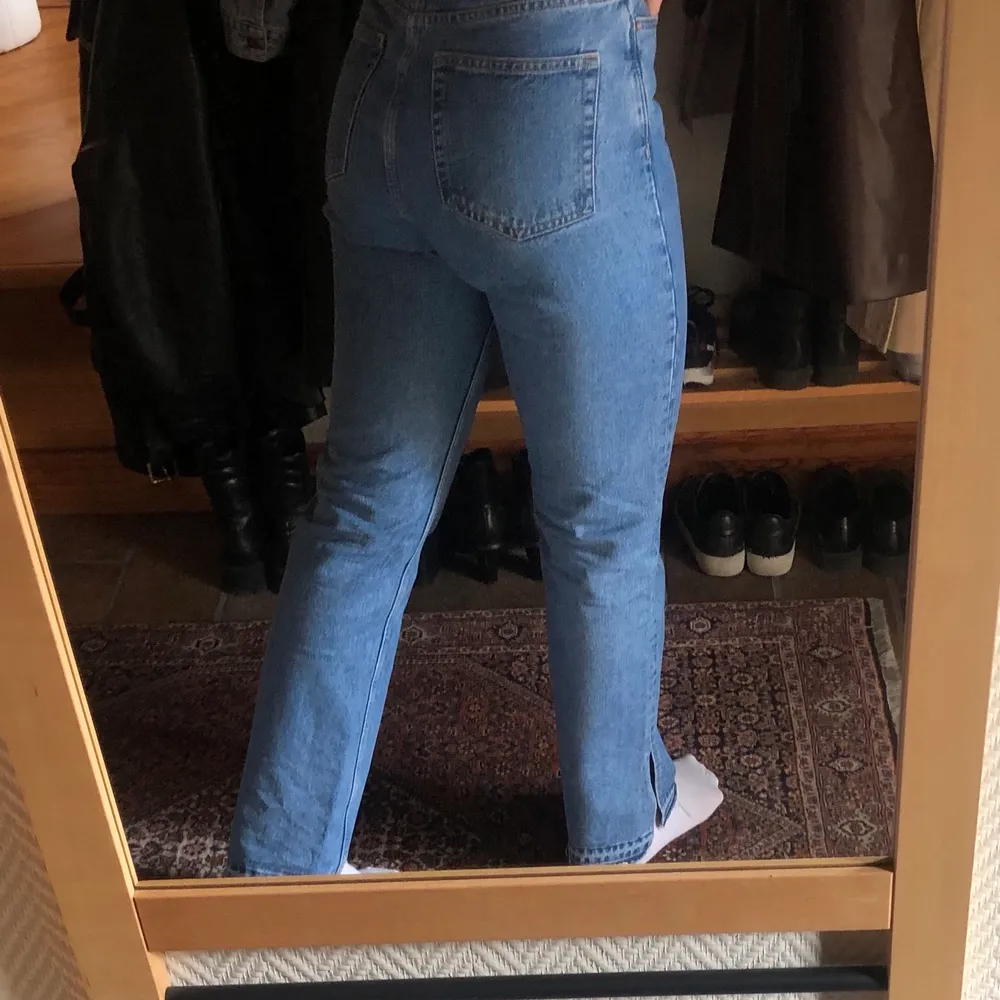 Säljer dessa jeans då jag tyvärr inte fått så mycket användning för dom. Sitter superfint på kroppen och har en slits nedtill. Är 176cm lång . Jeans & Byxor.