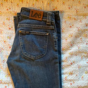 Lågmidjade Lee jeans - Ett par mörkblåa lågmidjade jeans från Lee. Dem är i väldigt gott skick!! Storlek 26-31, passar en XS. Skriv vid intresse eller frågor💓💓💓