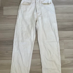 Jeans - Jätte jätte fina vita jeans som tyvärr inte passar mig längre💕har använt dom max 3 ggr och är i super bra skick💕