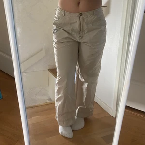 SW_Casual - Intressekoll på mina super coola SW_Casual byxor. Påminner om cargos och är i ett JÄTTE skönt material. Sitter baggy och man kan välja att ha de highwaisted, midrise eller lowwaisted då de har så band på sidan så att man kan dra åt eller släppa. Har en jätte fin patch detalj på vänster benet. Strl 40 men passar mig som är strl 38 och säkert 34-36 om man vill ha de mer baggy. Skriv för fler bilder💞