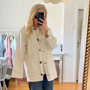 JACKA - En tunnare jeansjacka som är peeerfekt till sommar/vår!!! Från Monki, inga fläckar, storlek S! (Lite oversize) 🧡🧡🧡