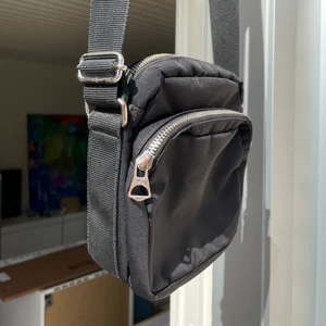 Weekday Väska - Svart, simpel axelremsväska från weekday som funkar till allt. Bara att fråga om något undras! :)