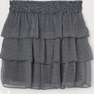 Nu säljer jag min populära hm kjol. Har två likadana i olika storlekar och säljer darför denna. Den är bara använd en gång och är i jättefint skick!✨