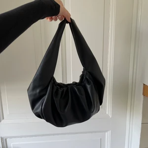 Croissant väska - Såå fin väska där man verkligen får plats med allt! Super bra skick då den inte använts så mycket❤️‍🔥 köpt på Lindex, köparen står för frakt