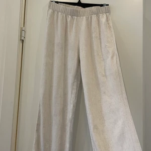 linnebyxor - Säljer dessa jättefina linnebyxor som tyvärr är för små❤️ Finns en liten söm på baksidan som har gått upp, annars är dem jättefina, kan skicka bild! 