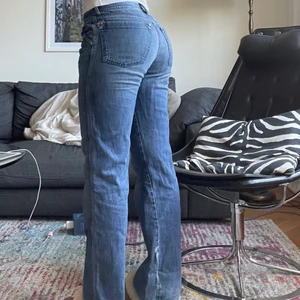 Diesel jeans  - Raka, lågmidjade. Har ett litet hål på benet syns på bild 1. 🧡🧡