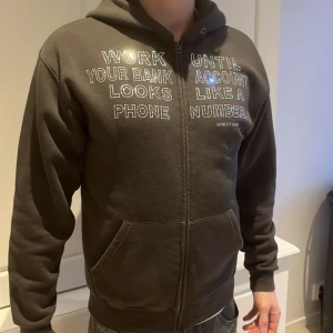 One of one Limited edition - Säljer tröjan då den ej passar mig, aldrig använd, Strolek S. Mörk grön/brun 