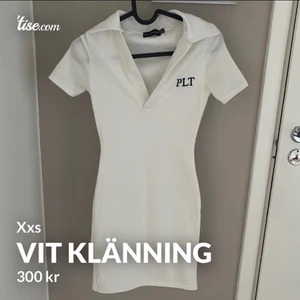 Vit klänning - Kort vit tshirt klänning som sitter så himla fint och är såå snygg, endast använd 1 gång då den är för liten för mig.