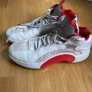 Nike Air Jordan 35 ”Fire Red” - NIKE AIR JORDAN XXXV FIRE RED.     Upphittade vid flytt ser ut att vara använda ett fåtal gånger men i bra skick