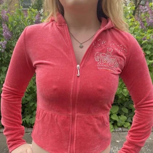 Juicy couture  - Super fin juicy kofta. Köpt i somras här på plick. Tycker om den super mycket men den har tyvärr blivit för liten. Knappt använt den så skicket är som nytt! Frakt ingår inte i priset. 