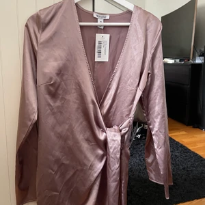 Klänning från Nelly  - Super snygg klänning, storlek M men mer S Helt ny! Prislapp kvar 