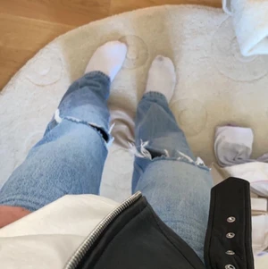 Blå jeans  - Jätte sköna jeans från Gina. Storlek 32 men passar 34 oxå. Skriv för frågor. Kan posta eller mötas upp i Linköping 