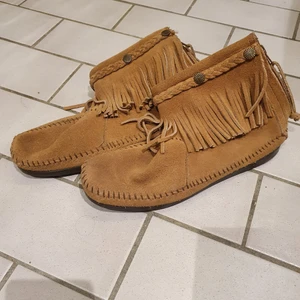 Minnetonka skor - Minnetonka skor i ljusbrun mocka med fina detaljer. Stl 39. Fint skick då dem knappt är använda. 