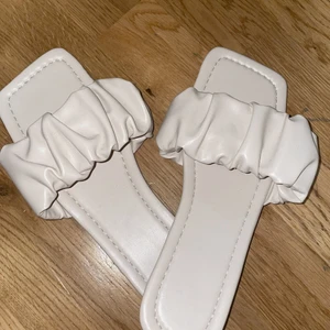 Tofflor - Väldigt snygga och bekväma sommar tofflor. Använd 1 gång. 