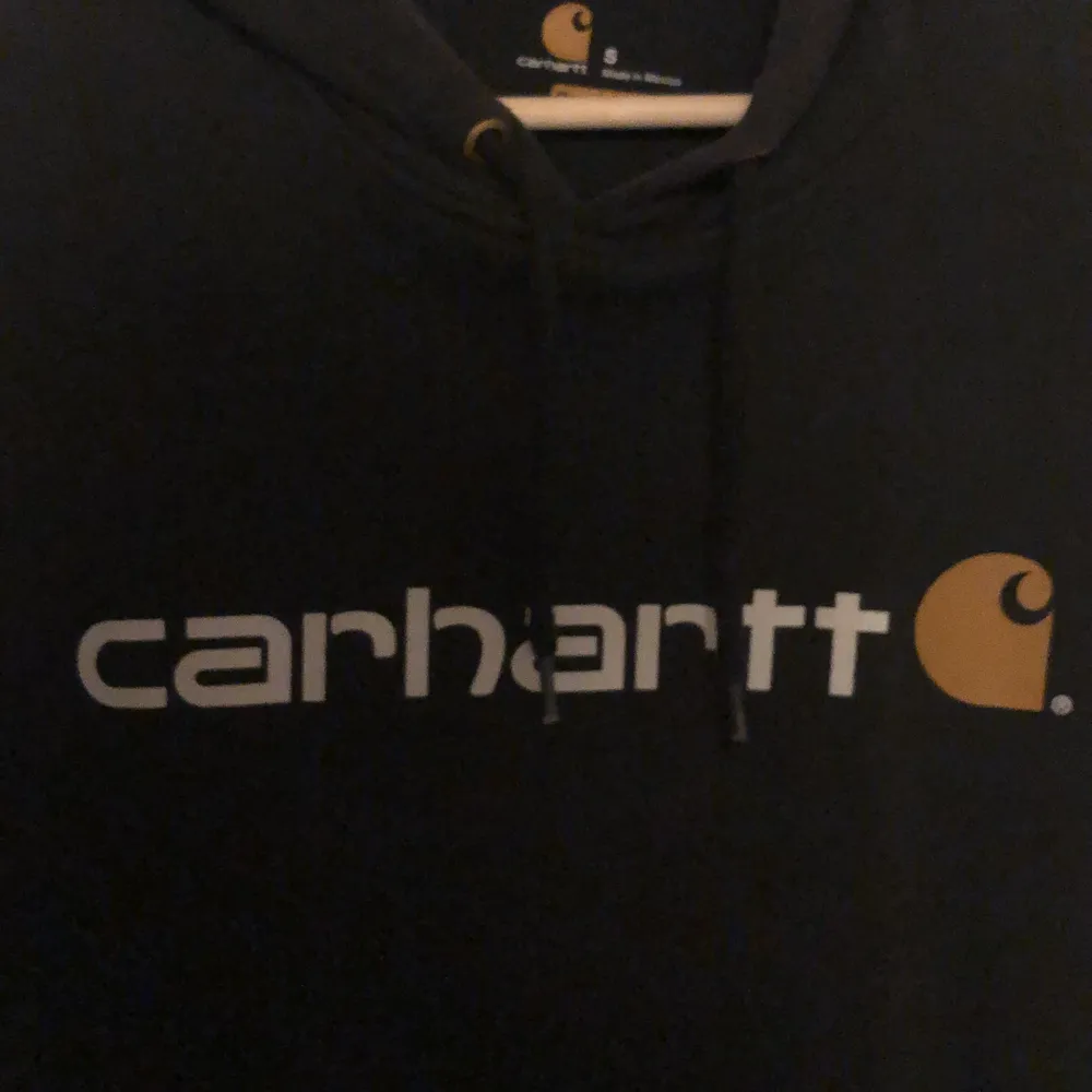 Svart Carhartt hoodie. Original fit i storlek small. Bra skick använd ett fåtal gånger. Herrstorlek. Hoodies.
