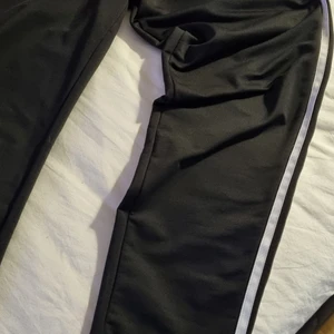 Träningsbyxor Adidas - Endast provade och dem var för stora för mig. Riktigt sköna byxor 😃