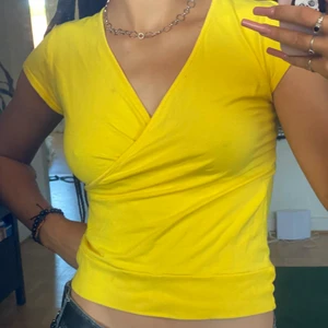 Gul topp💛 - Gul topp💛 Markerad med storlek S. Köpare står för frakt på 45kr men kan även mötas i Västerås😋