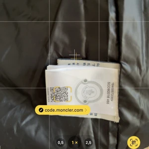 Jätte fin jacka - Hej säljer min moncler jacka då den inte kommer till användning eftersom den sitter för stort på mig den är i storlek S och inte använd mycket alls bara några enstaka gånger vill gärna få sålt den fort så priset kan diskuteras🤍