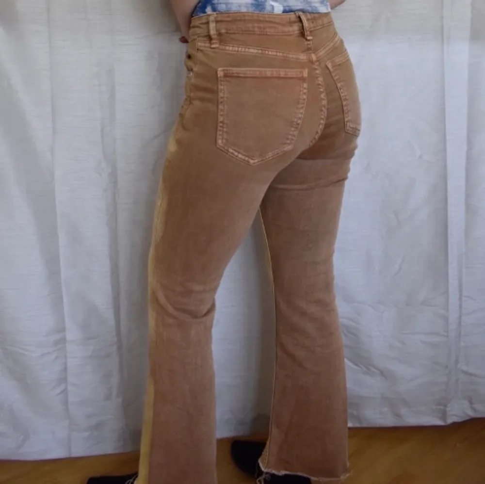 thriftade blekta jeans! dm för fler frågor<3. Jeans & Byxor.