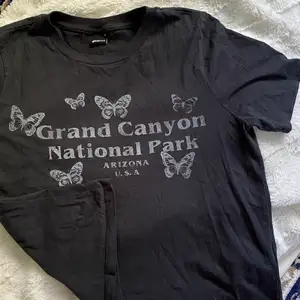 Jättefin mörkgrå T-shirt med fjärilar på, inte använt så många gånger. Köpare står för frakt!
