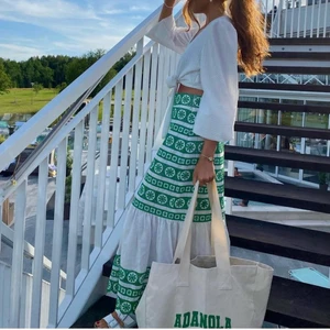 Kjol zara - Kjol fråm zara, endast använd en gång. Slutsåld på hemsidan, nypris 700 kr. Frakt tillkommer!