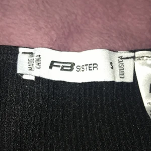 Tajt väst/linne - Den e tajt o är i strl small en v ringad där fram och snygg till sommarn