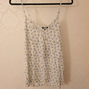 BikBok - Blåblommigt linne från BikBok stl M, nyskick, aldrig använd